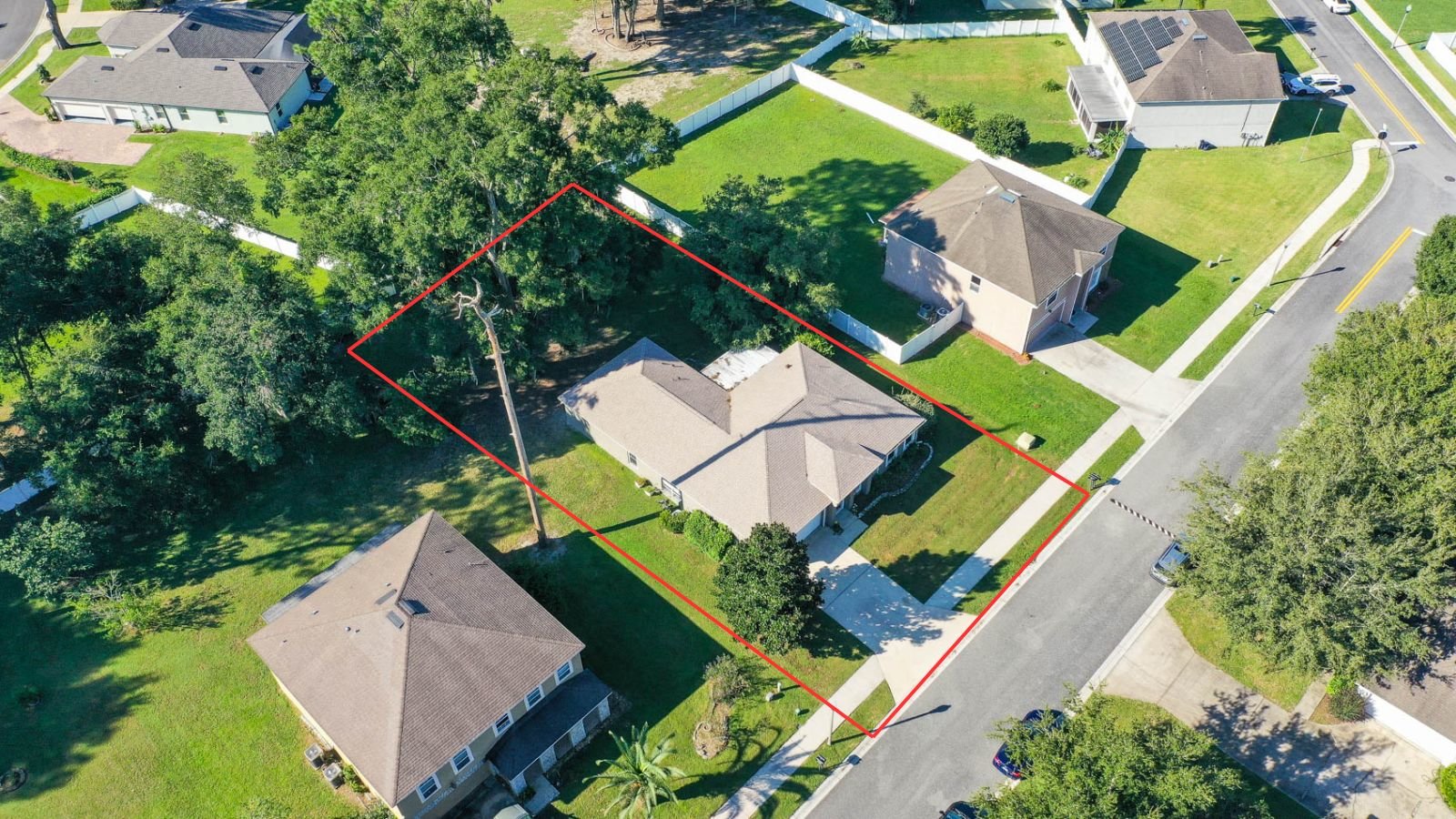 drone shot of home with red border defining property line